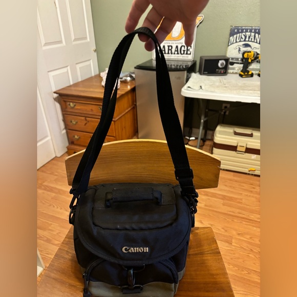 Canon 100EG Custom Gadget Bag
Water-repellent nylon
Carry handle
Shoulder strap - Picture 3 of 10